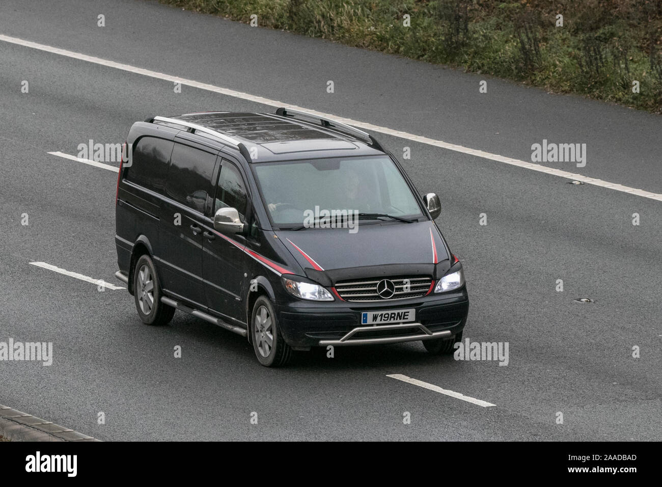 2007 Noir Mercedes Vito 115 CDI long LCV DIESEL voyageant sur l'autoroute M61 près de Manchester, Royaume-Uni Banque D'Images