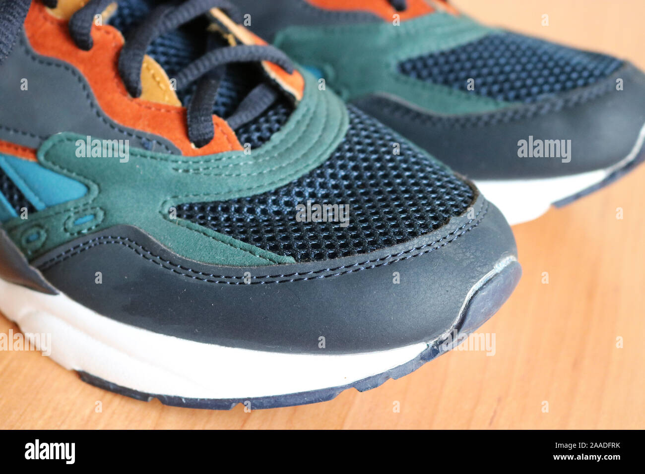 Nouvelles chaussures de sport sur une surface en bois. Le concept d'un mode de vie sain et actif. Banque D'Images