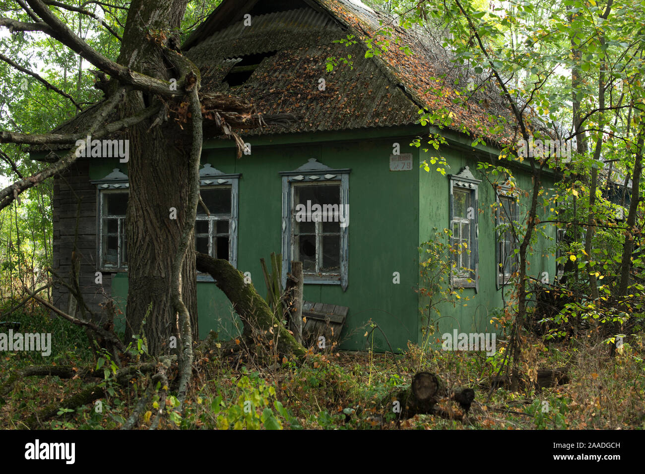 Vieille maison dans la zone d'exclusion de Tchernobyl, l'Ukraine Septembre Banque D'Images