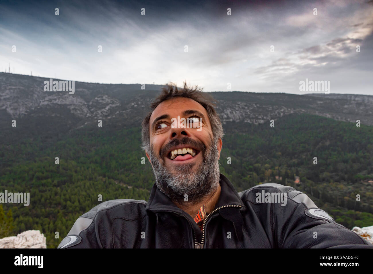 Jeune homme voyageur solo prenant alors que les nuages orageux selfies sont à venir - la lumière de scène de théâtre - Storm is Coming Banque D'Images