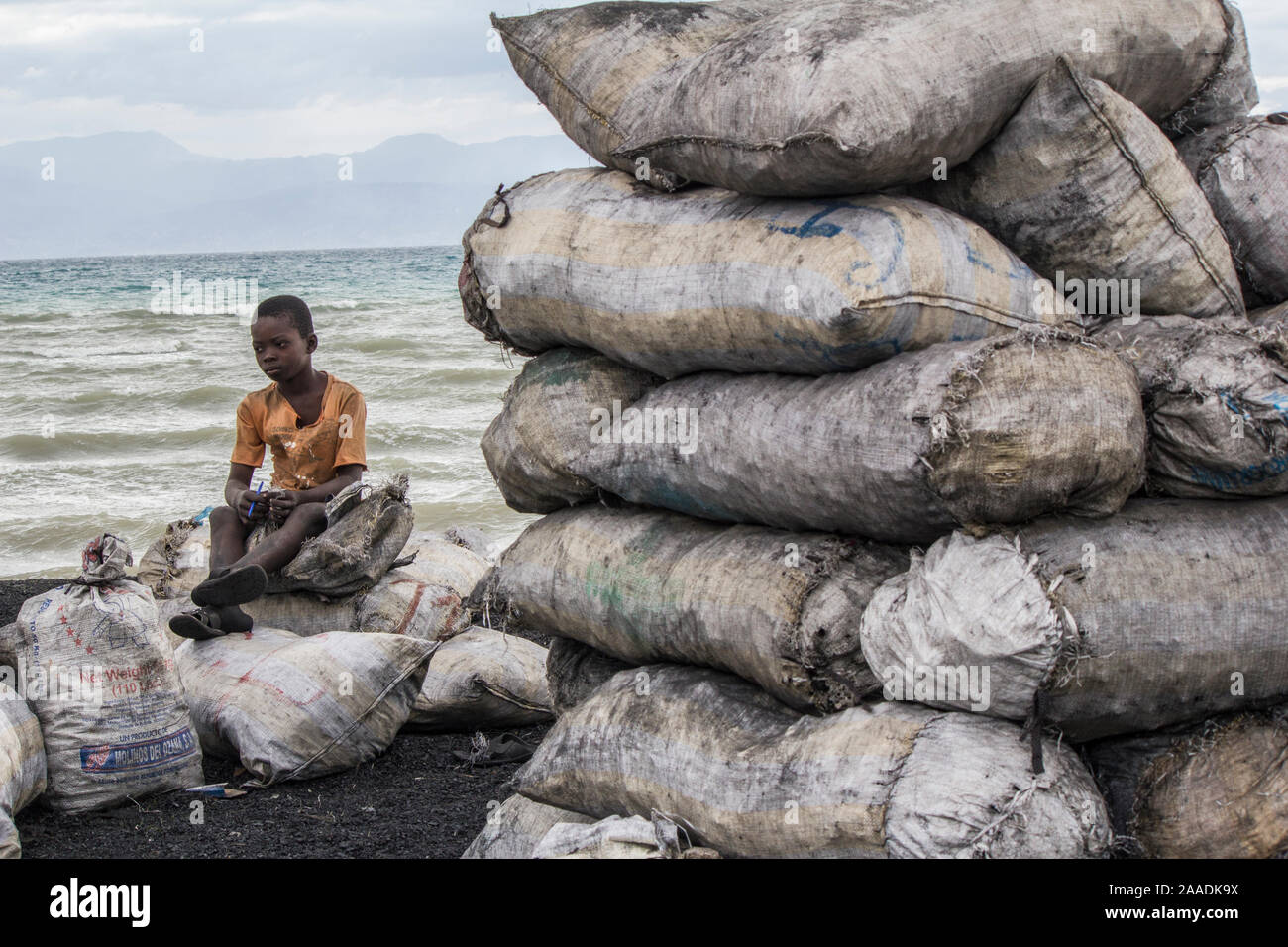 Vente de sacs enfant sacs de charbon au nord de Port-au-Prince, Haïti Photo  Stock - Alamy