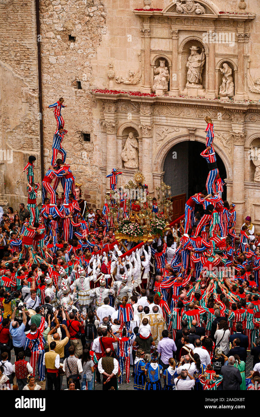 Espagne (Valencia) Algemesì Fête de la Mare de Deu de la Salut : Basílica Menor de San Jaime Apóstol de Algemesí avec Muixeranga groupe folklorique Banque D'Images