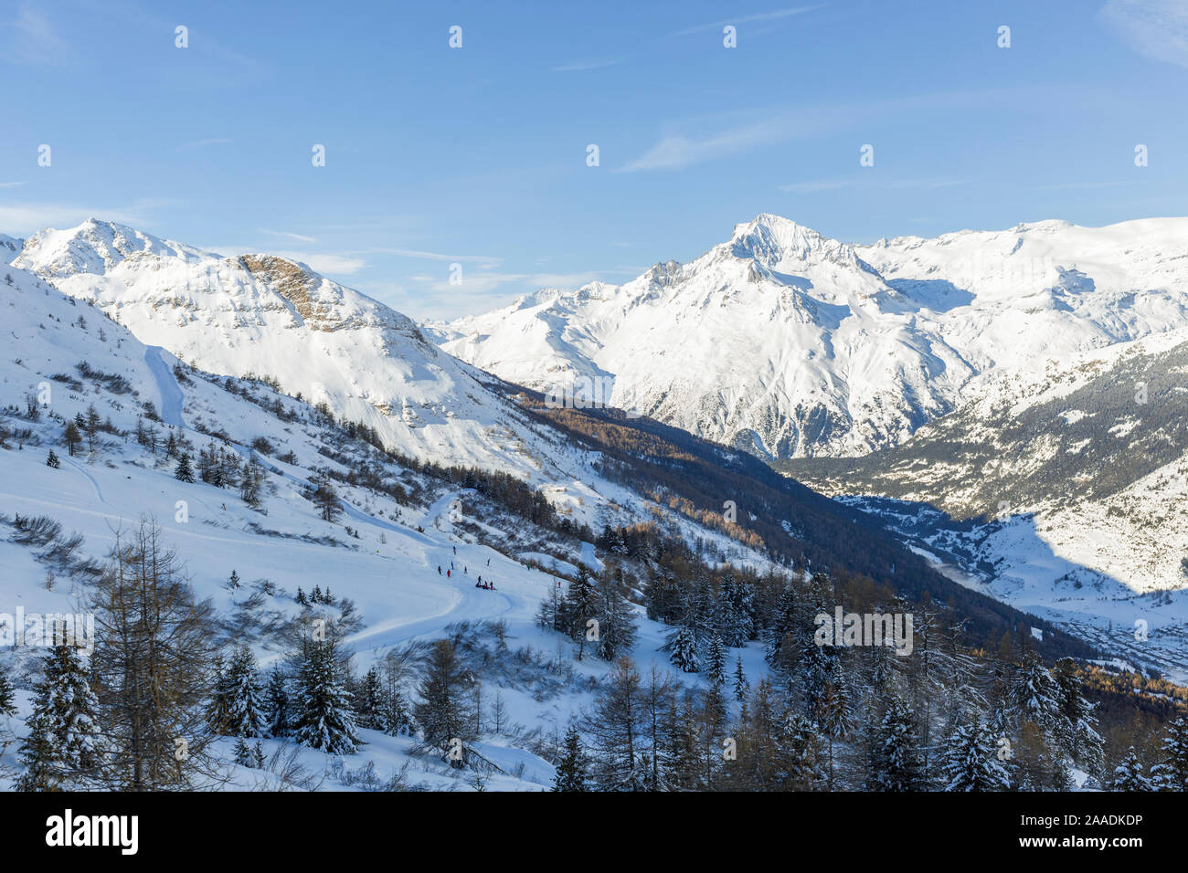 Vue sur les montagnes d'hiver passé dans la station de ski de Val Cenis situé dans le département de la Savoie et la région Rhône-Alpes. Banque D'Images