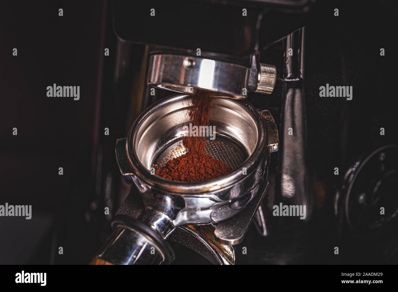 Rectifieuse de café fraîchement torréfié de broyage des fèves en poudre Banque D'Images