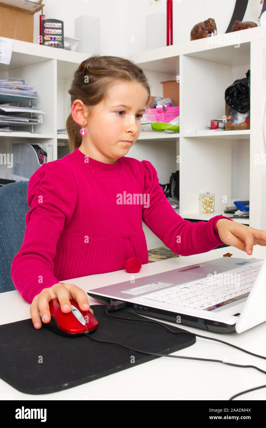Siebenjährige am PC Banque D'Images