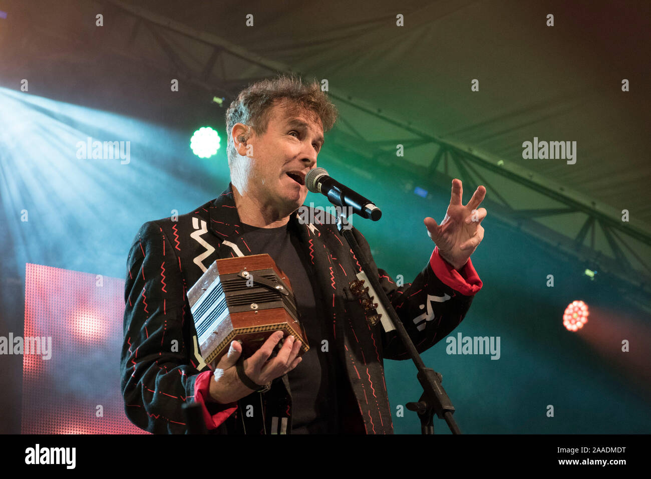 Musicien sud-africain et icône culturelle Johnny Clegg prend la parole lors d'un de ses derniers concerts à ce jour, le jardin de Kirstenbosch, Cape Town, Afrique du Sud. Banque D'Images