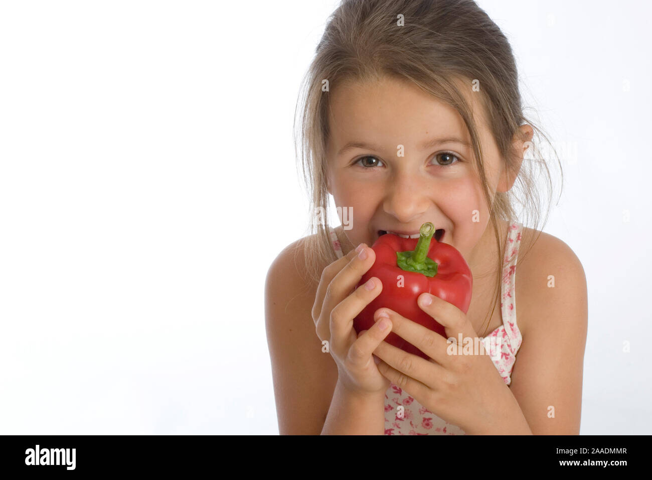 Sechsjähriges Mädchen isst Paprika (Mr) Banque D'Images