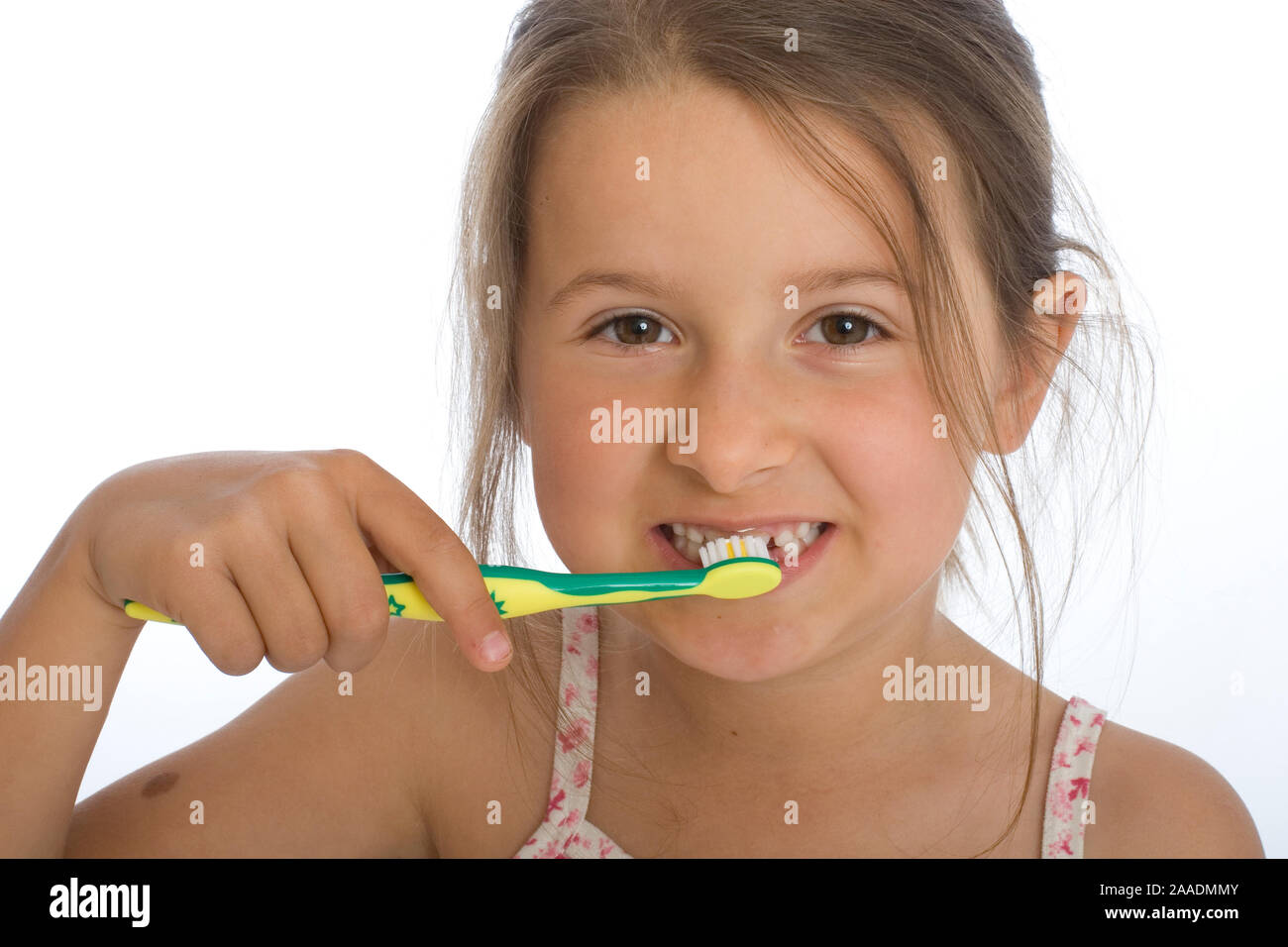 Sechsjähriges Mädchen putzt sich die Zähne (Mr) Banque D'Images