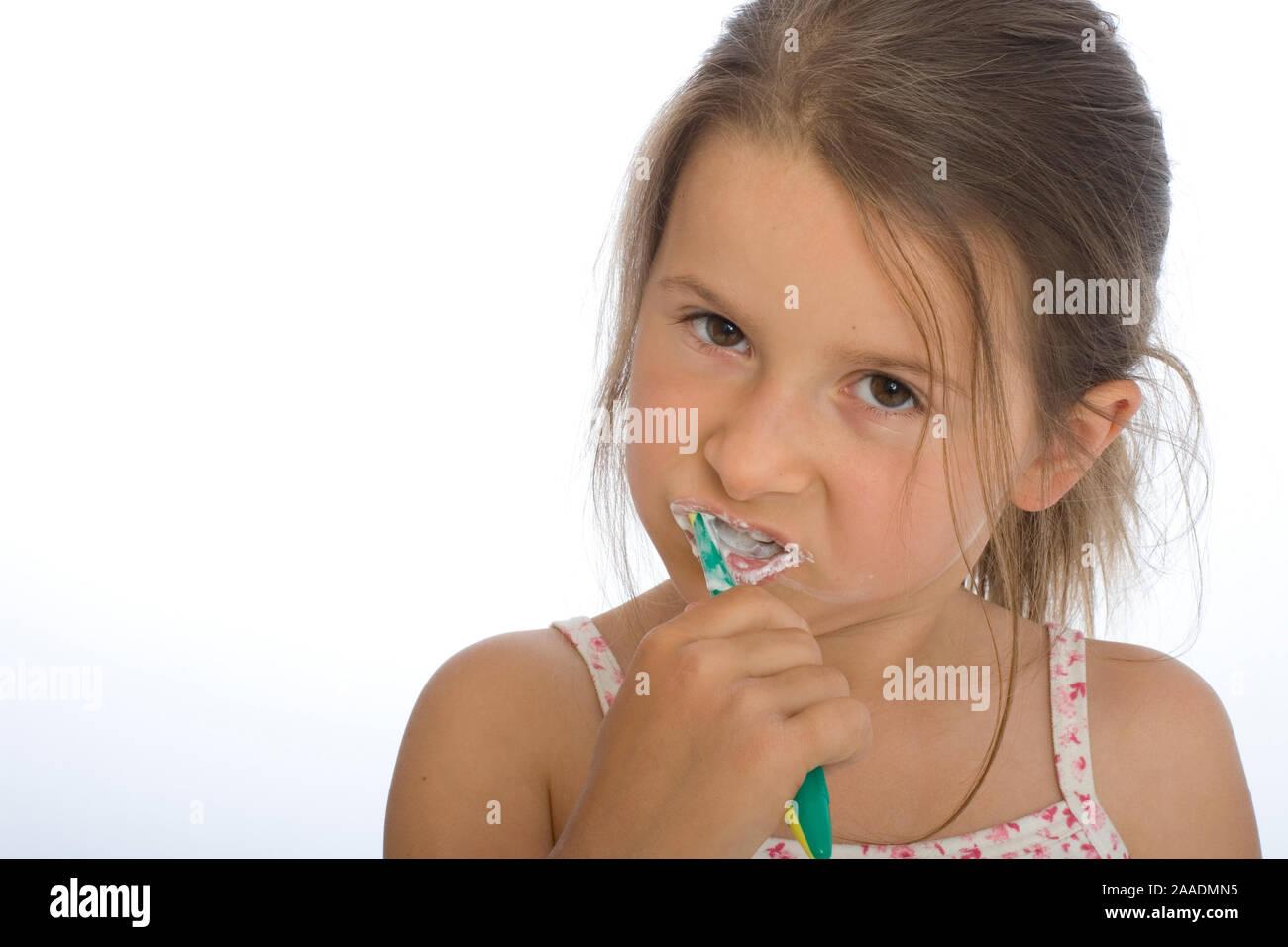 Sechsjähriges Mädchen putzt sich die Zähne (Mr) Banque D'Images