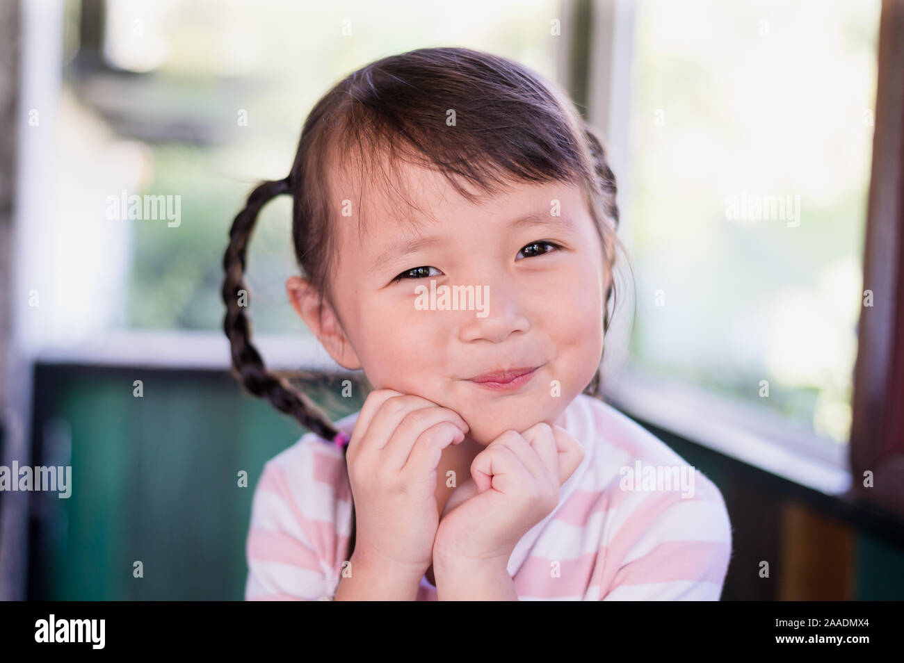 Petite fille Gros plan visage sourire asiatique,peu happy smiling modèle de charme 4-5 ans Banque D'Images