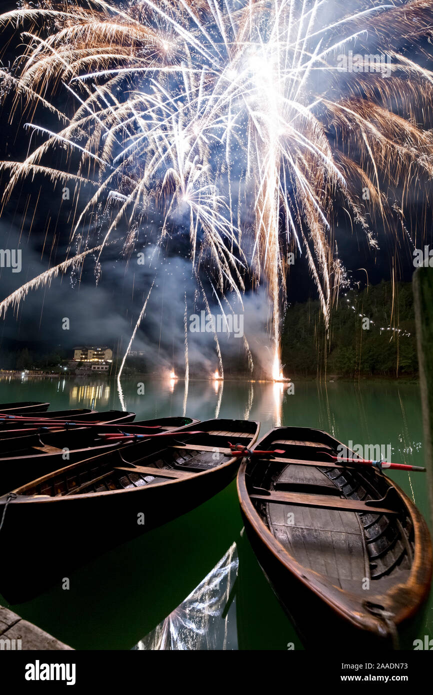 Des barques et des feux d'artifice au lac Lavarone. La province de Trente, Trentin-Haut-Adige, Italie, Europe. Banque D'Images