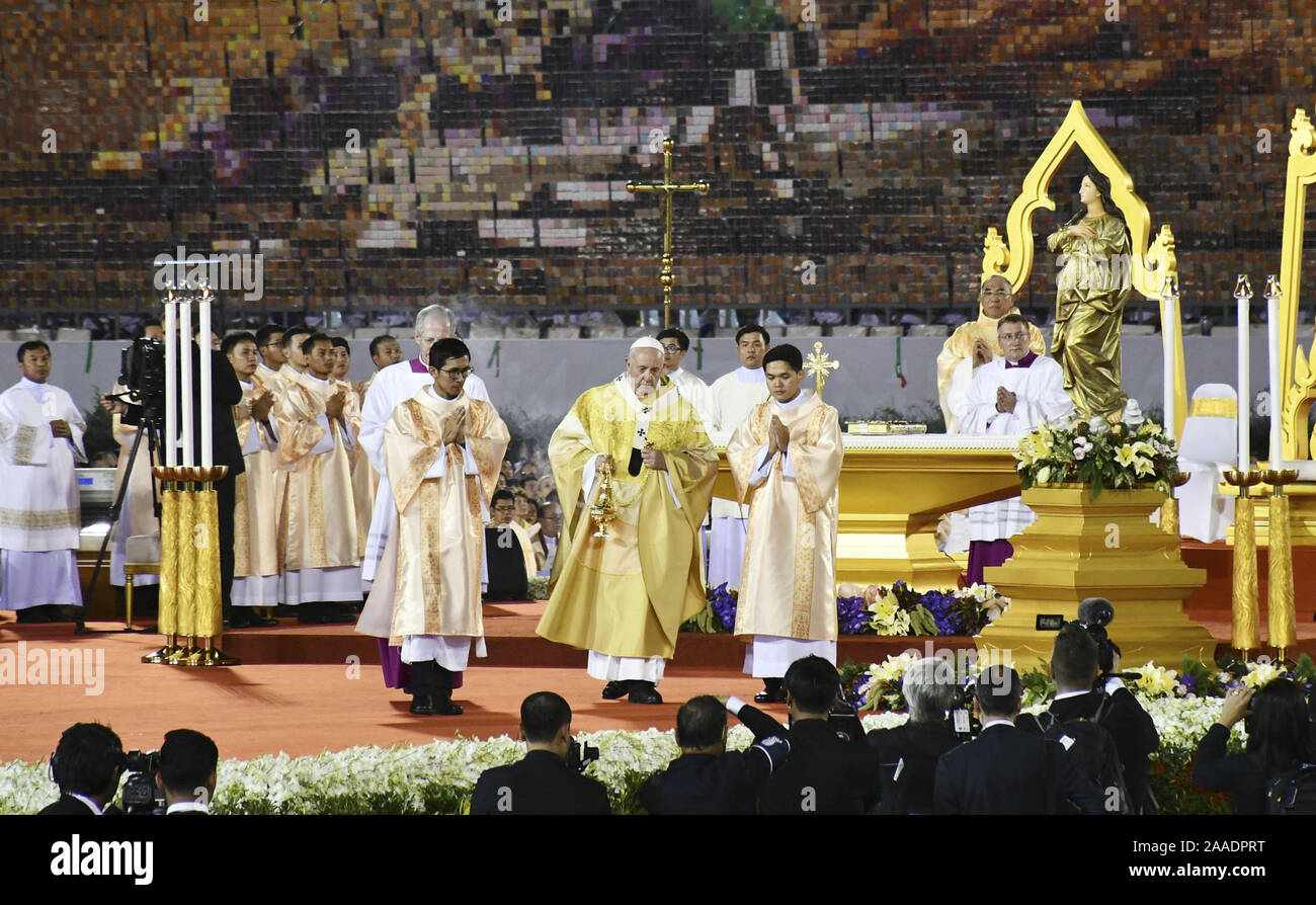 Bangkok, Thaïlande. 21 Nov, 2019. Le pape François (C) procède à la messe au stade National à Bangkok le 21 novembre 2019 lors d'une visite de trois jours en Thaïlande. (Kyodo) = =PANAPRESS Photo via Crédit : Newscom/Alamy Live News Banque D'Images