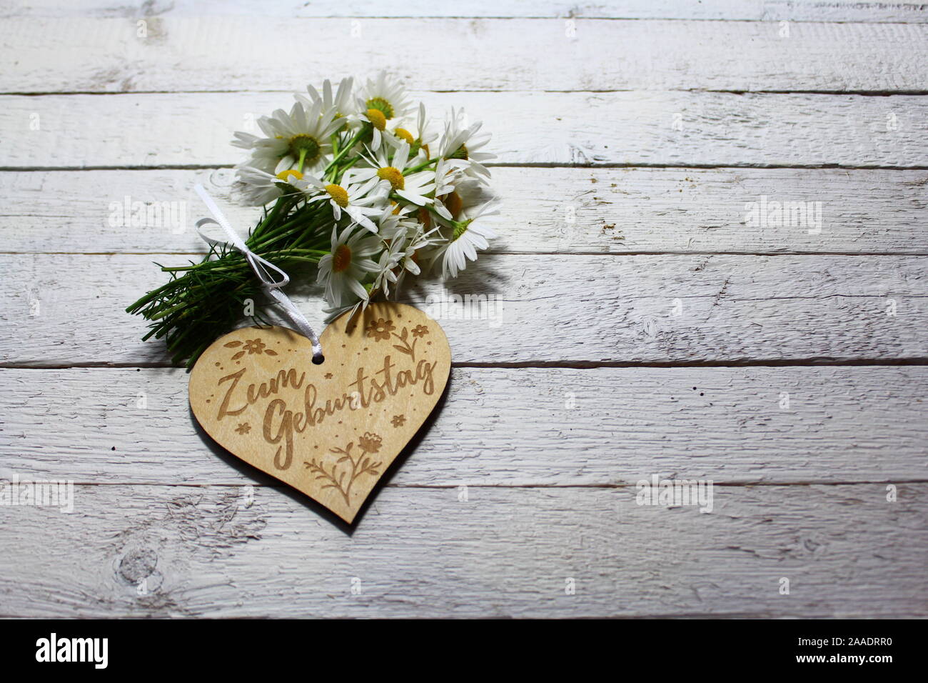 La Photo Montre Joyeux Anniversaire Bonjour Sur Un Coeur Avec Des Fleurs Photo Stock Alamy