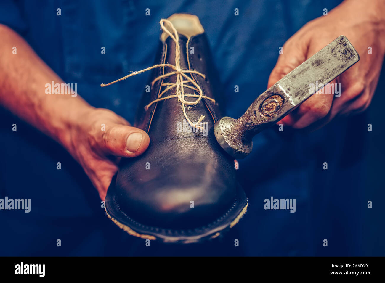 Atelier de cordonnier pour faire montre de la fabrication artisanale des  chaussures en cuir fait main. Fabrication de chaussures traditionnelles  pour affaires, ce qui rend la chaussure vintage, craf Photo Stock -