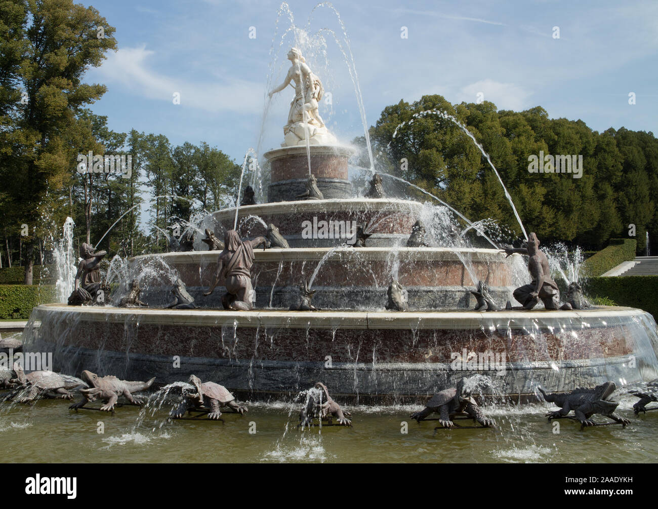 Fontaine avec des grenouilles dans de nouveaux motifs d'Herrenchiemsee Palace , Herreninsel, Chiemsee, sud de la Bavière, Allemagne Banque D'Images