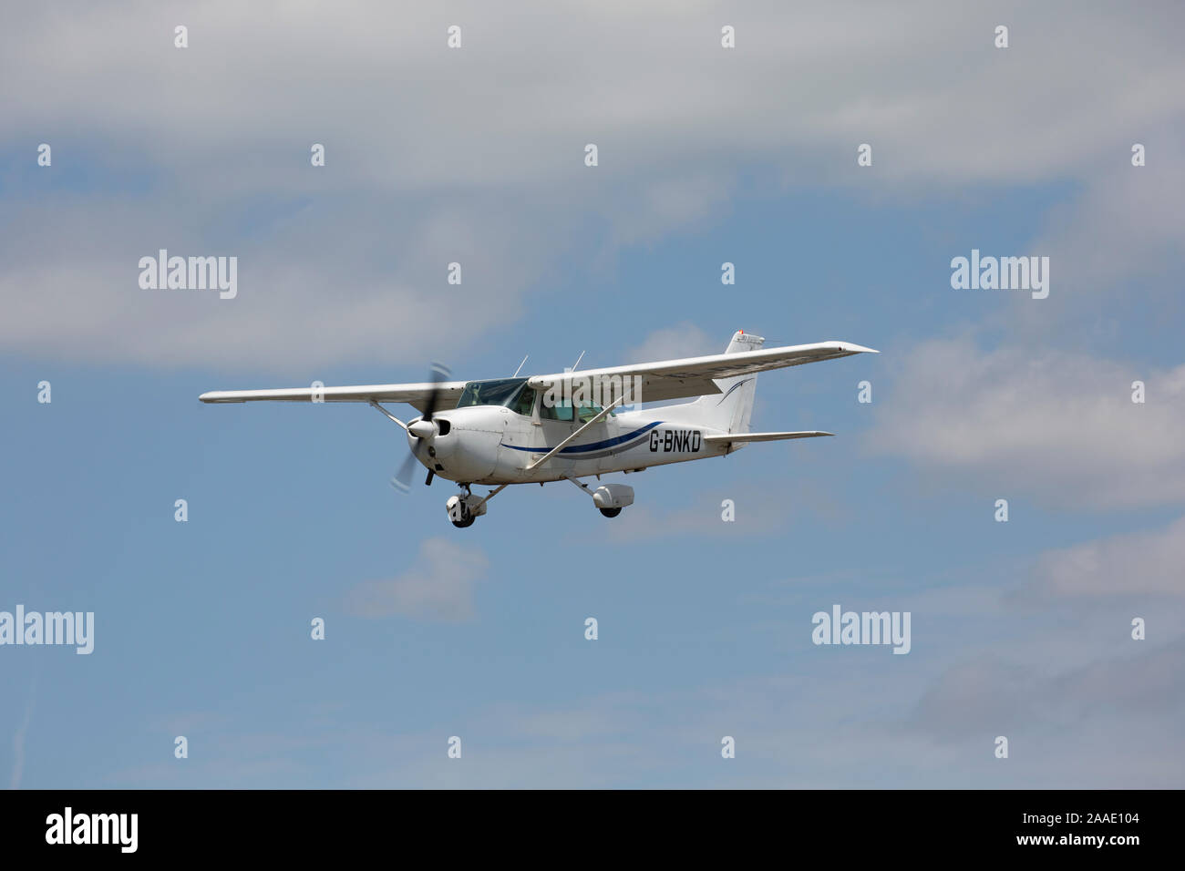 Cessna 172N, G-BNKD d'enregistrement, pour atterrir à Dunkeswell, Devon. Banque D'Images