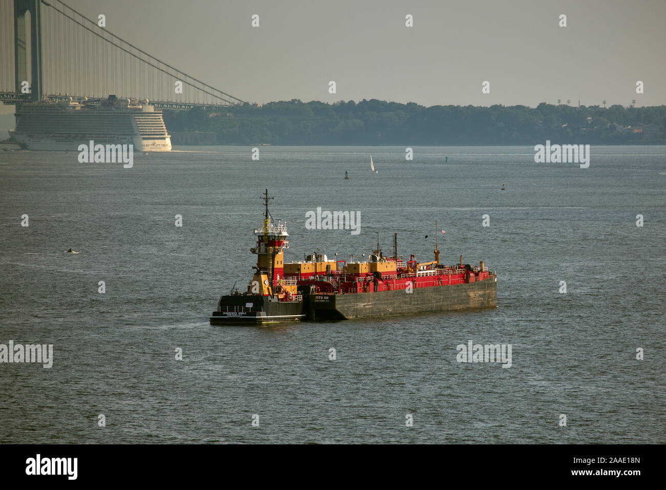 Les barges et remorqueurs d'huile sur le fleuve Hudson. Nouvelle Ville USA Banque D'Images