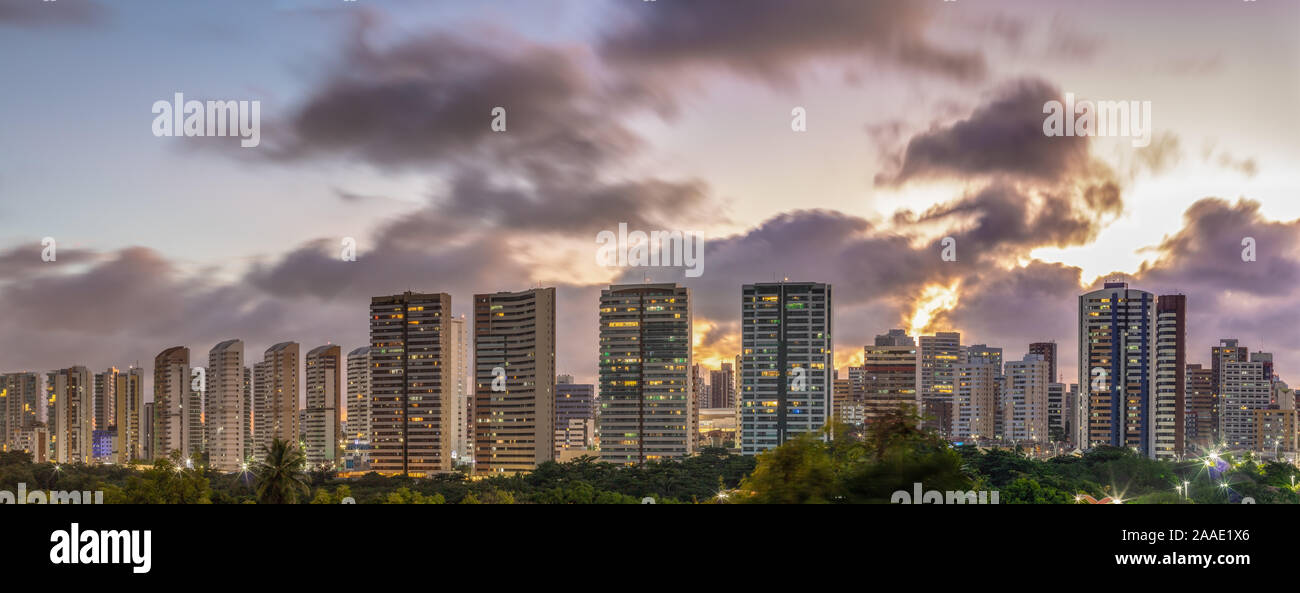 Bâtiments résidentiels haut de gamme dans le parc d'état de Cocó La ville de Fortaleza à Ceará Brésil Banque D'Images