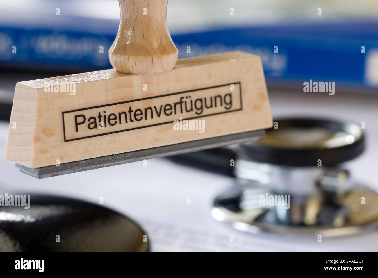 Stempel mit un Stempelrondell Aufschrift Patientenverfügung hängt vor einem Stethoskop Banque D'Images