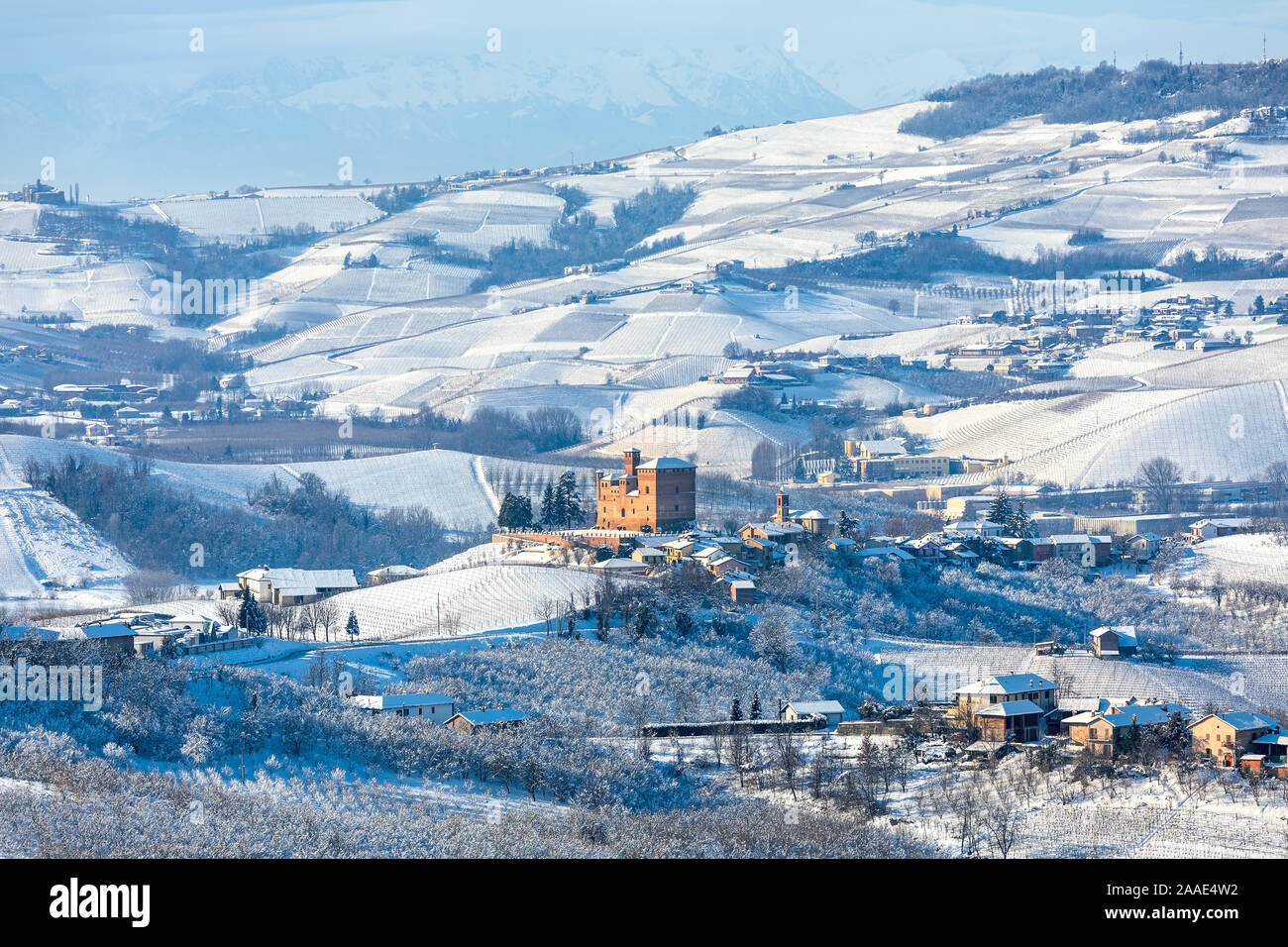 Vue sur les collines et les vignobles des Langhe, recouverts de neige en Piémont, Italie du Nord. Banque D'Images