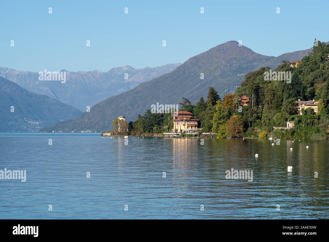 Lac Majeur vu à propos de Luino, Province de Varèse, Lombardie, Italie du Nord Banque D'Images