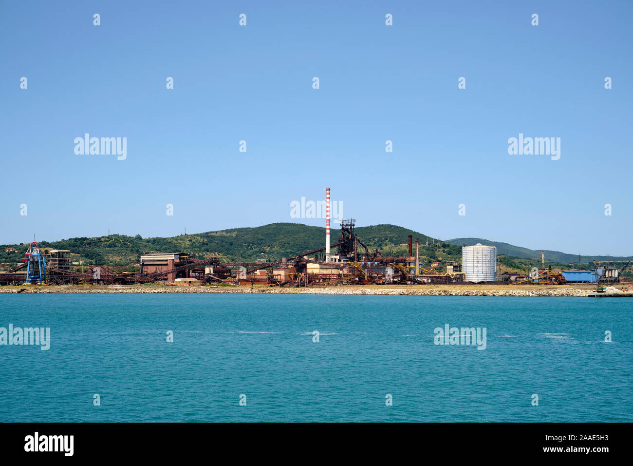 Le port industriel de la ville de Livorno Piombino Italie Europe Banque D'Images
