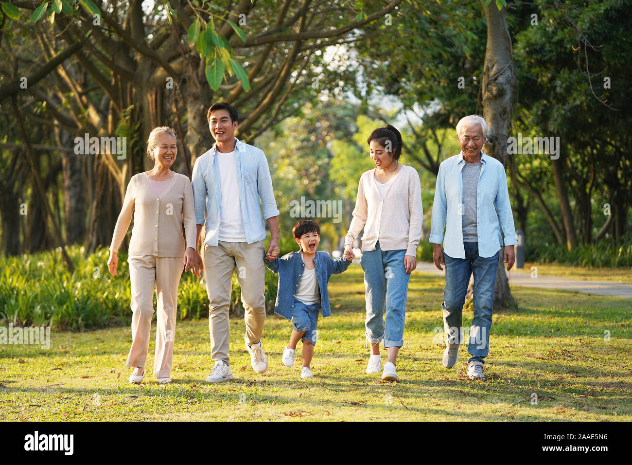Trois génération happy asian family walking in park Banque D'Images