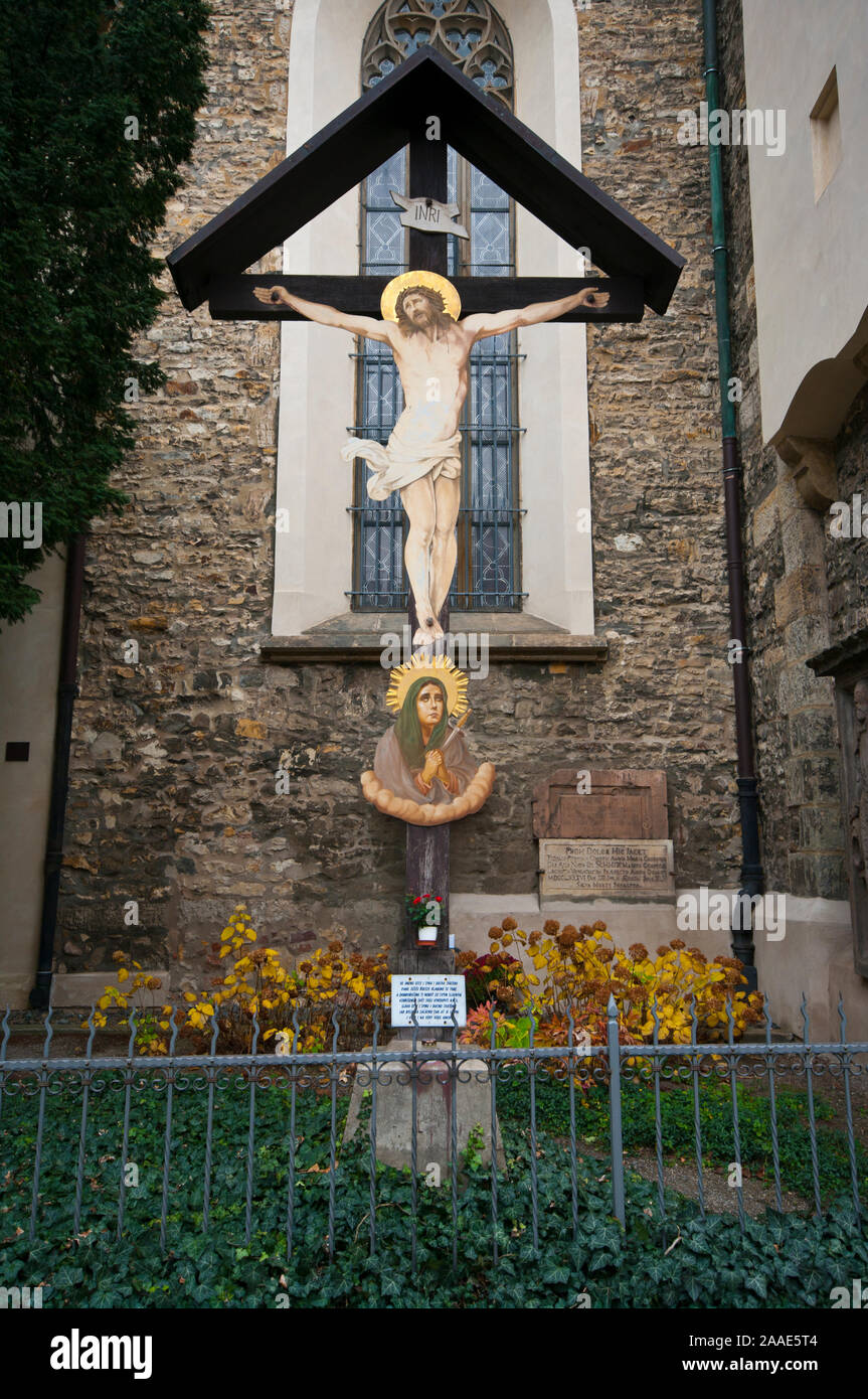 Représentation de Jésus Christ sur la croix à l'extérieur de l'église de Saint Henri et de la rue Jindrisska Kunhuta Prague République tchèque europe Banque D'Images