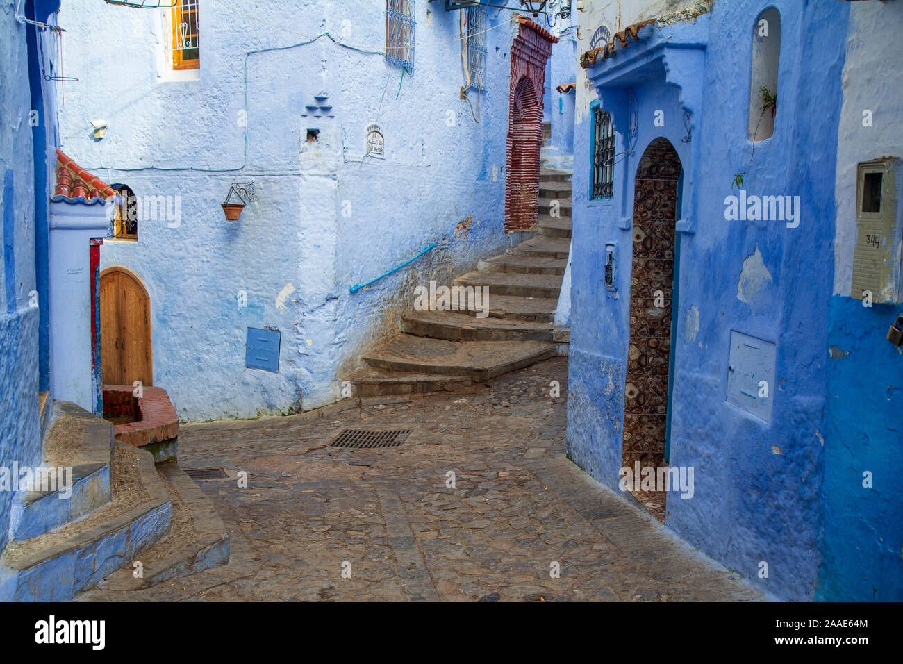 Une vue de l'interception des rues aux murs bleu à l'automne en Chefchauen, la destination touristique marocaine connue comme la perle bleue du Maroc Banque D'Images