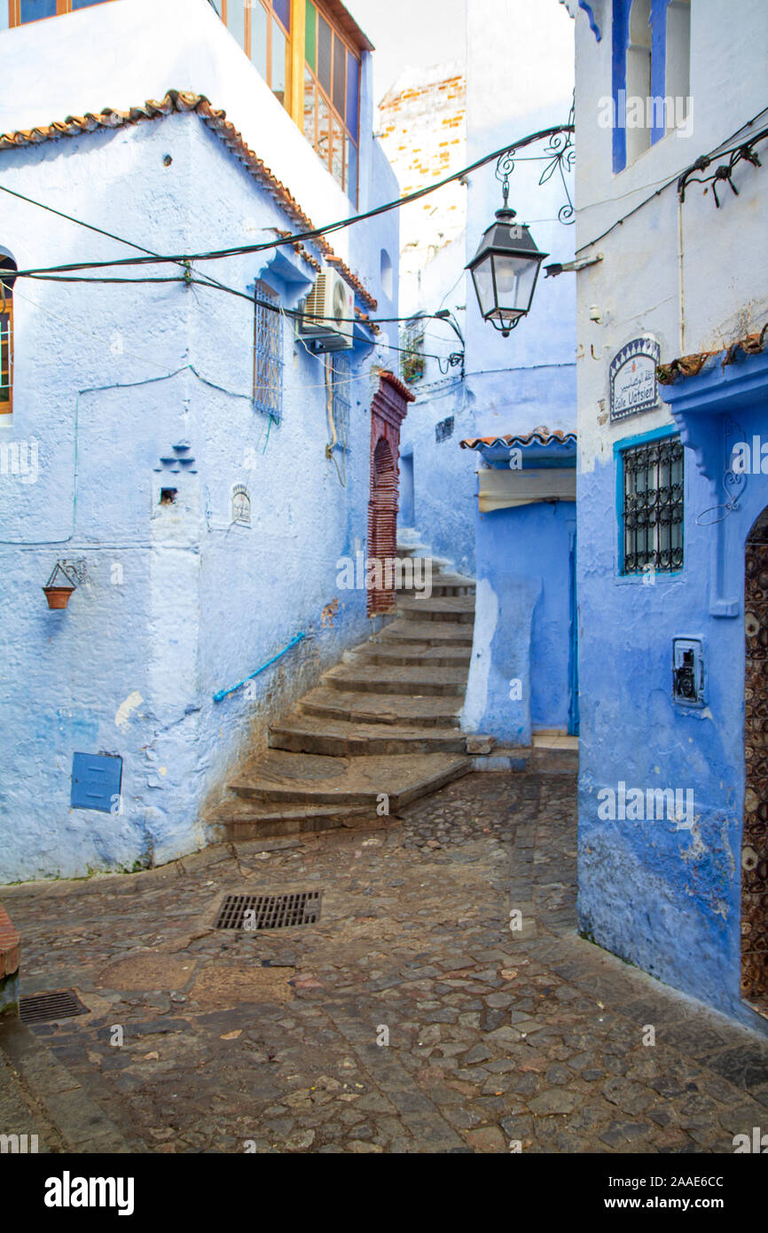 Une vue de l'interception des rues aux murs bleu à l'automne en Chefchauen, la destination touristique marocaine connue comme la perle bleue du Maroc Banque D'Images