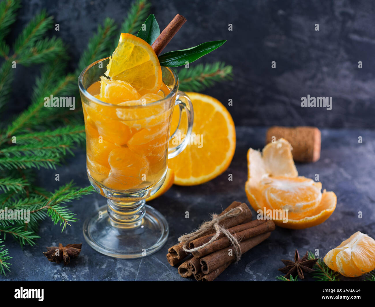 En saison d'hiver et Noël boisson alcoolisée la mandarine vin chaud Banque D'Images