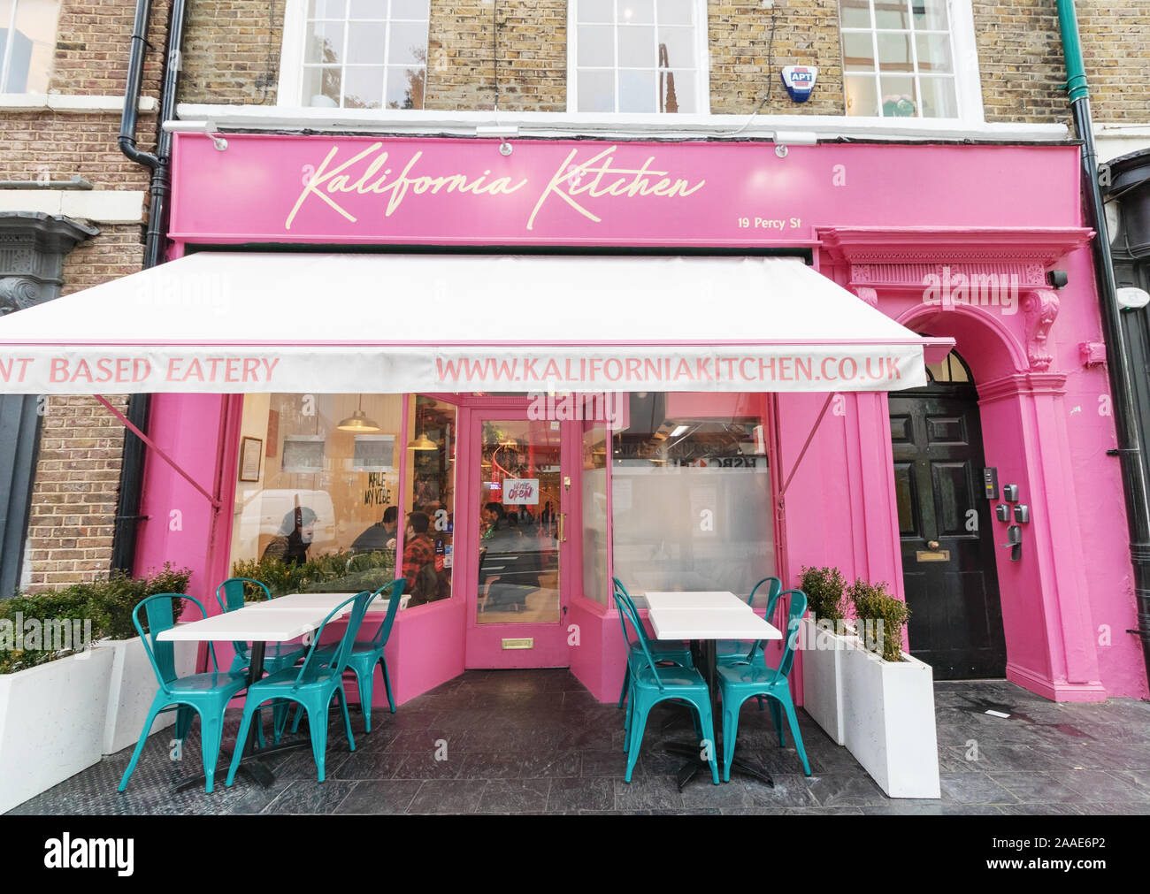 London / UK - 13 novembre 2019 - Kalifornia, un café servant une Cuisine vegan et saine des aliments à base de plantes Banque D'Images London / UK - 13 novembre 2019 - Kalifornia, un café servant une Cuisine vegan et saine des aliments à base de plantes Banque D'Images
