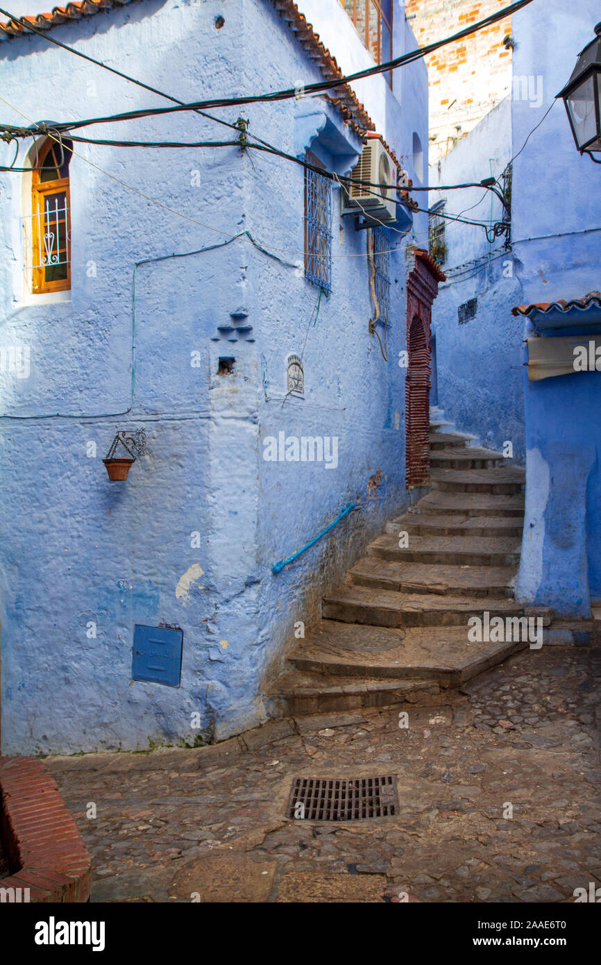 Une vue de l'interception des rues aux murs bleu à l'automne en Chefchauen, la destination touristique marocaine connue comme la perle bleue du Maroc Banque D'Images