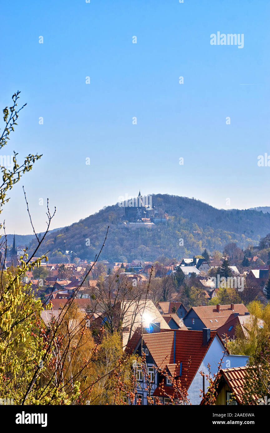 Au-dessus des toits de Wernigerode avec le château en arrière-plan. La Saxe-Anhalt, Harz, Allemagne Banque D'Images