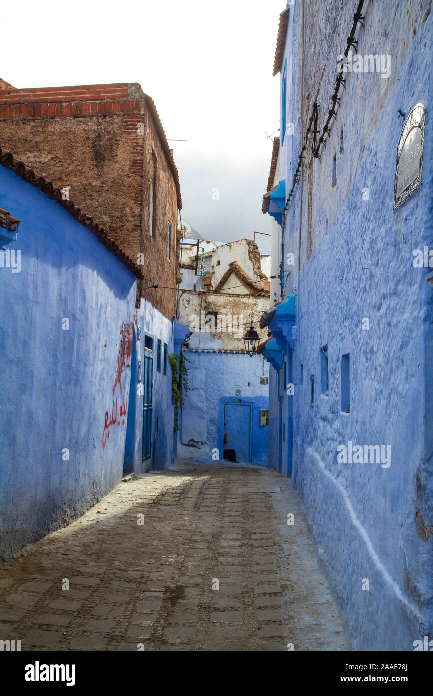 Une vue de l'interception des rues aux murs bleu à l'automne en Chefchauen, la destination touristique marocaine connue comme la perle bleue du Maroc Banque D'Images