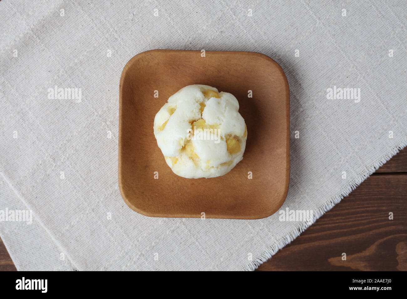 La patate douce à la vapeur gâteau pain oniman sur plaque de bois isolé sur le tableau Banque D'Images