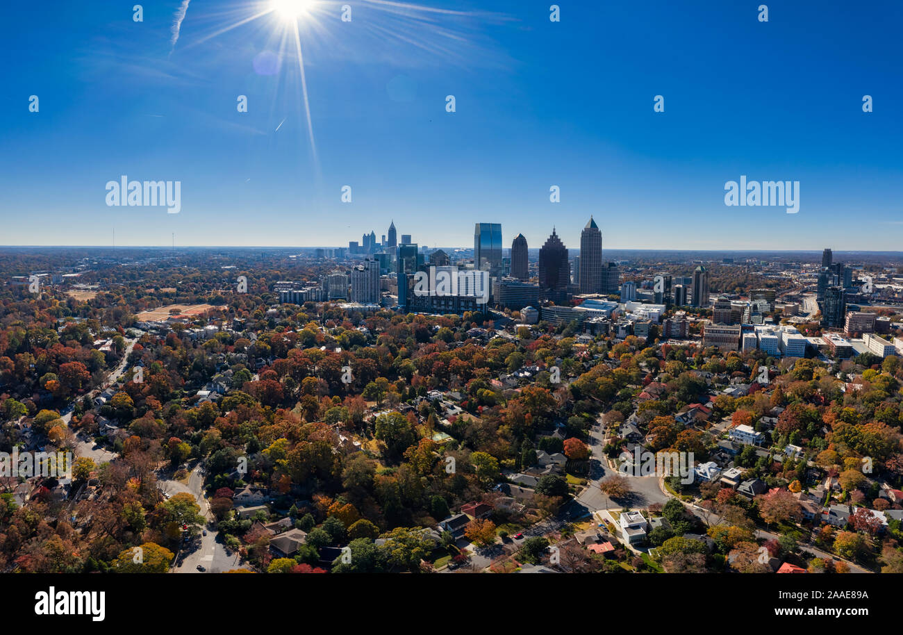 Photo panoramique de l'antenne du centre-ville d'Atlanta Skyline pendant l'heure d'or Banque D'Images