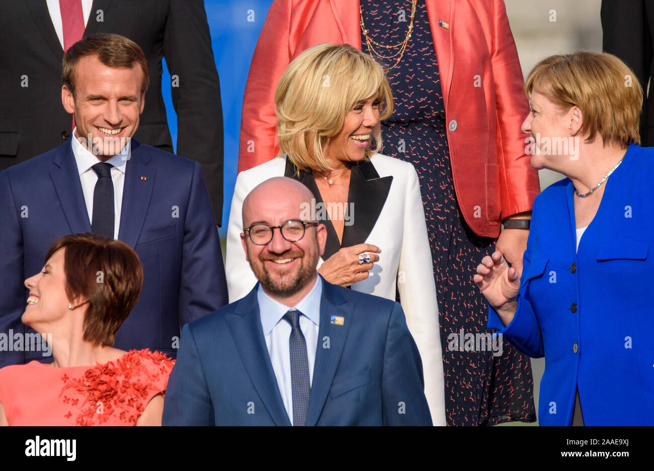 11.07.2018. Bruxelles, Belgique. Emmanuel Macron, Président de la France (L), Brigitte Macron, Première Dame de France (C) et (R) Angela Merkel, chancelière de l'Allemagne. Les dirigeants du monde arrive pour dîner de travail, au cours de l'OTAN (Organisation du Traité de l'Atlantique Nord) SOMMET MONDIAL 2018 Banque D'Images