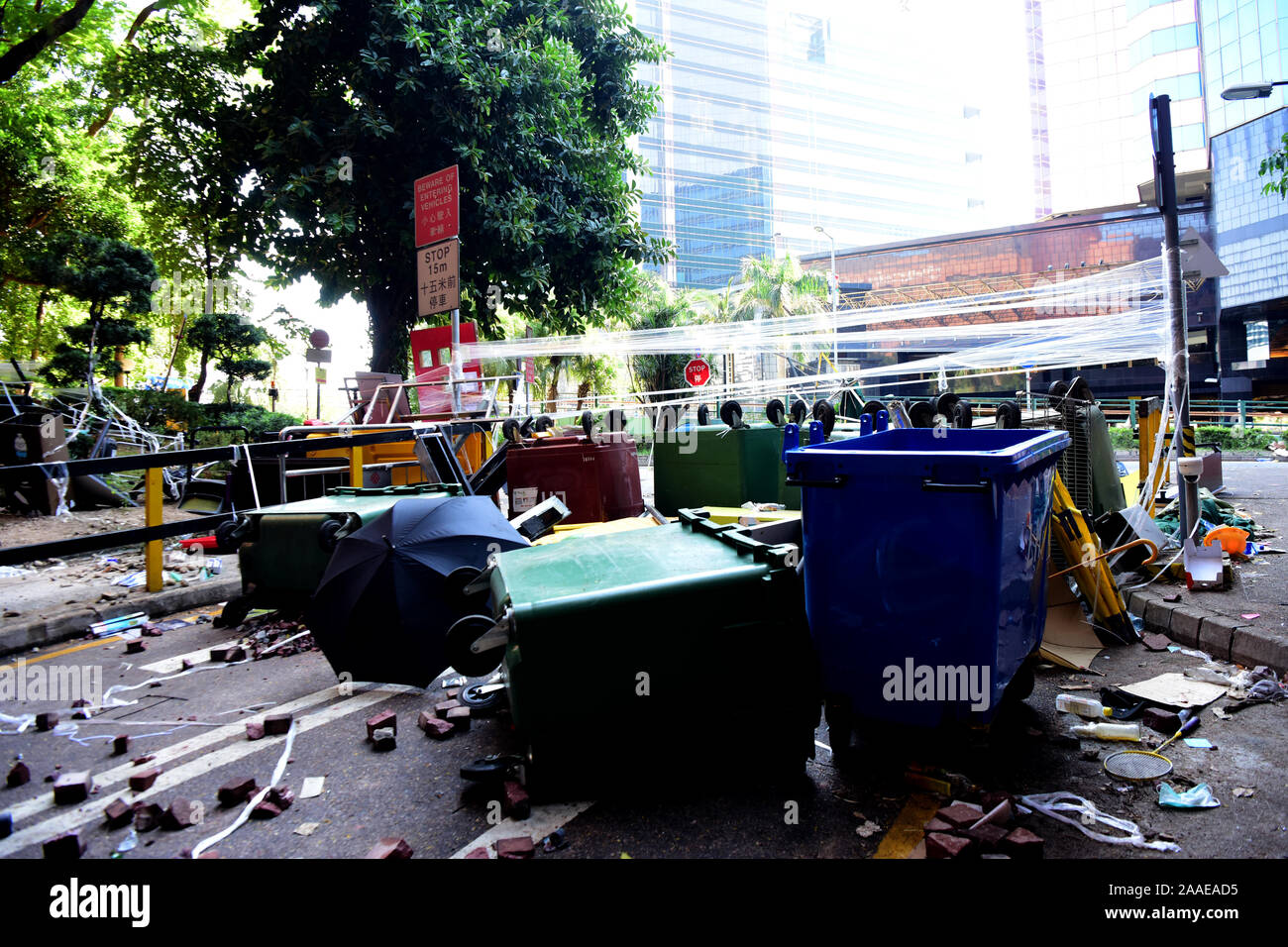 Hong Kong. 21 Nov, 2019. Photo prise le 21 novembre 2019 montre le campus de l'Université polytechnique de Hong Kong (PolyU) dans le sud de la Chine à Hong Kong. Des débris, des traces d'incendie criminel et dangereux comme des cocktails molotov sont visibles sur le campus de PolyU. Source : Xinhua/Alamy Live News Banque D'Images