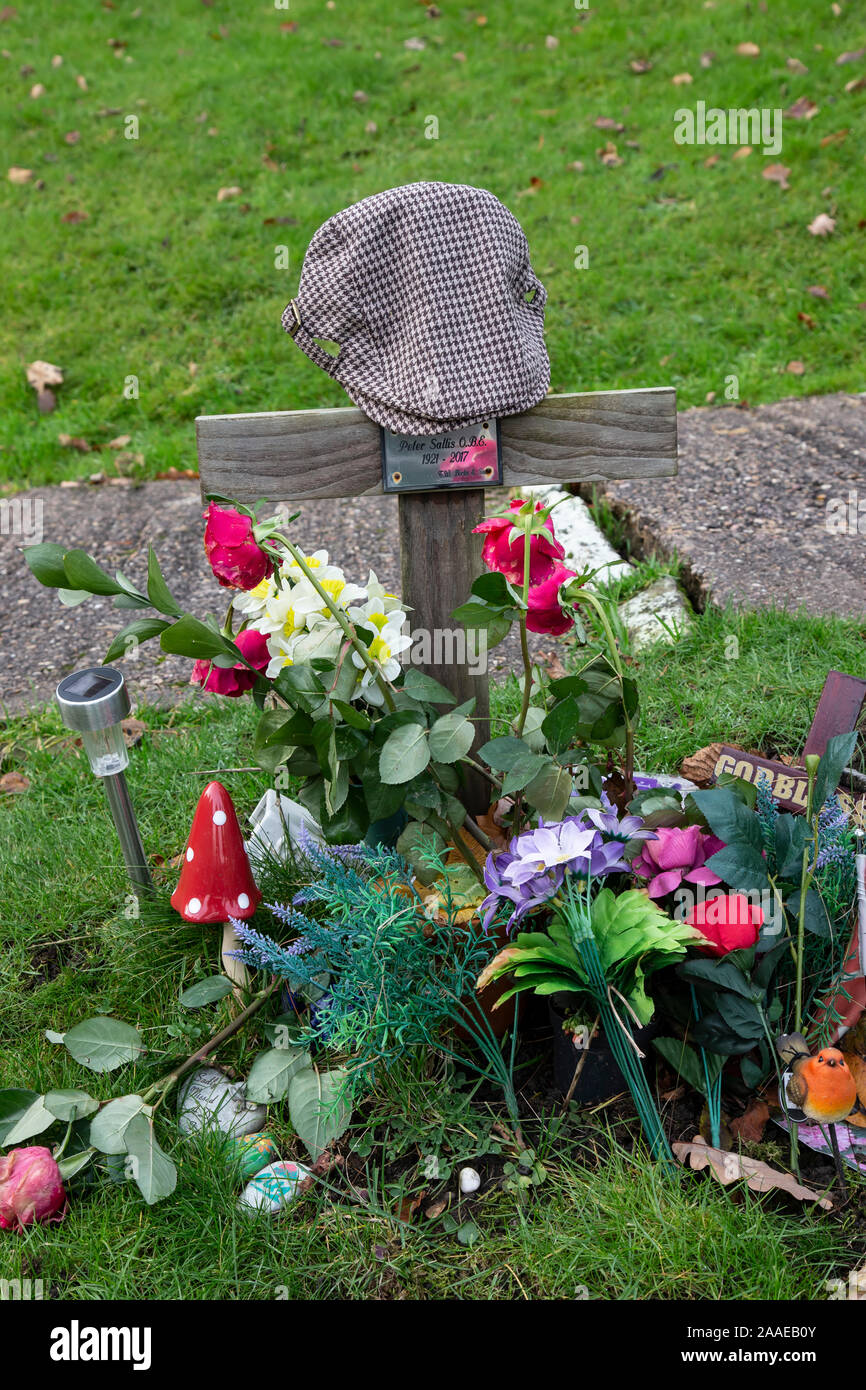 Une simple croix marque la tombe de Peter Sallis célèbre pour son rôle de "Clegg' dans Last of the Summer Wine et la voix de Wallace dans Wallace et Gromit Banque D'Images