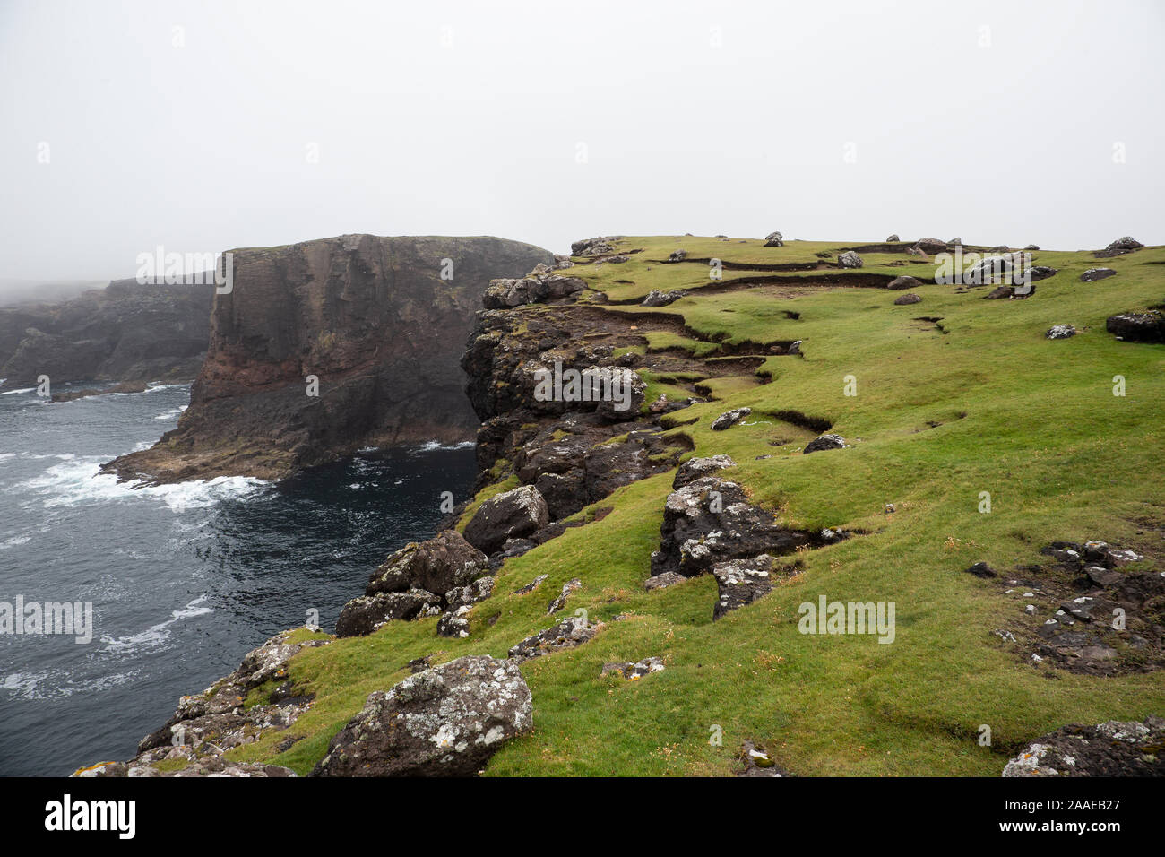 Les spectaculaires falaises de haute énergie Eshaness une presqu'île sur l'Îles Shetland afficher une superbe gamme de cheminées et anciennement geos un volcan. Banque D'Images