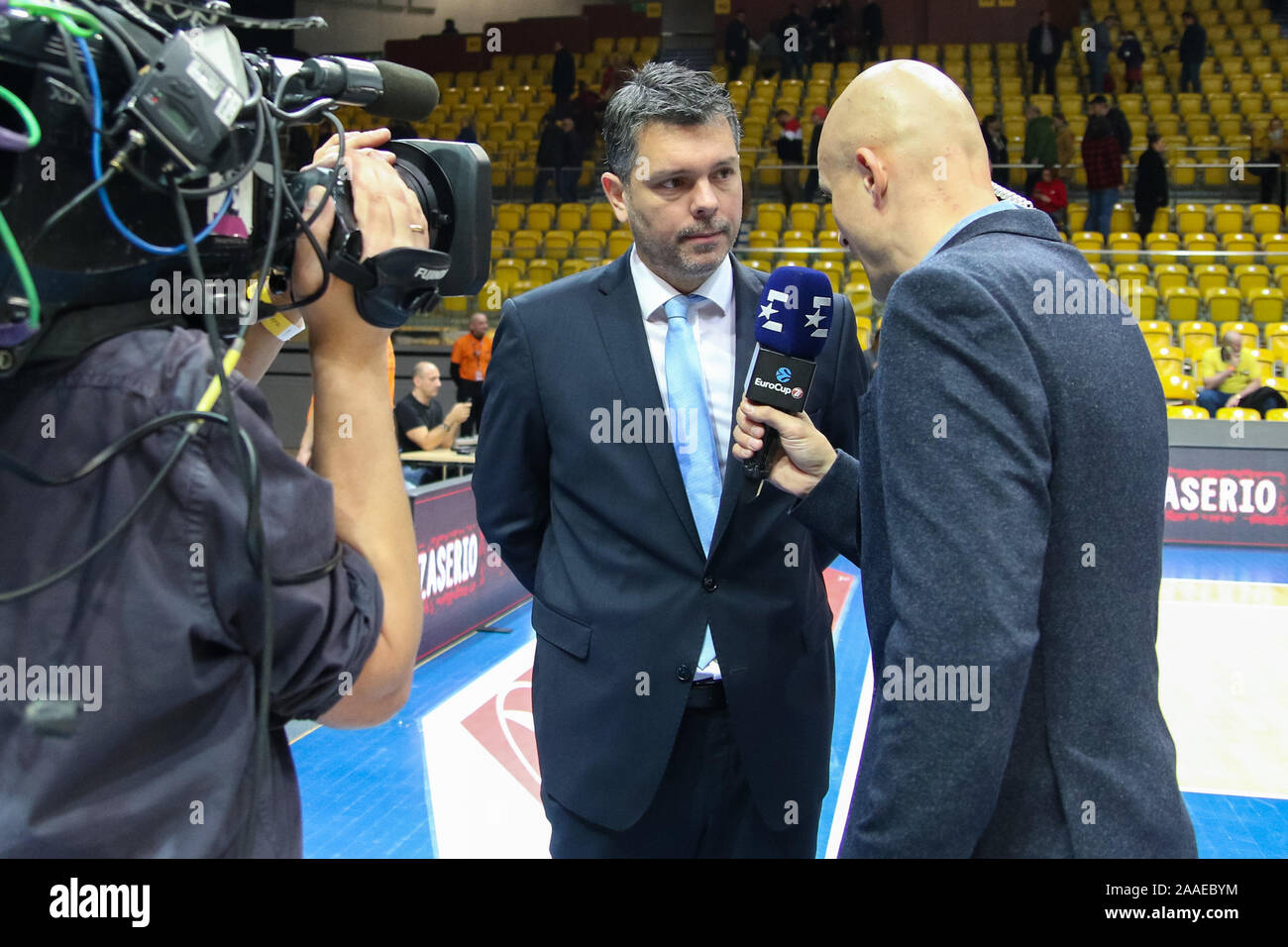 Les Mijovic Petar (entraîneur en chef) interrogés au cours de l'7jours groupe D match EuroCup entre Asseco Arka Gdynia et Buducnost Podgorica Voli à Gdynia.(Score final ; Asseco Arka Gdynia 61:78 Voli Buducnost Podgorica) Banque D'Images