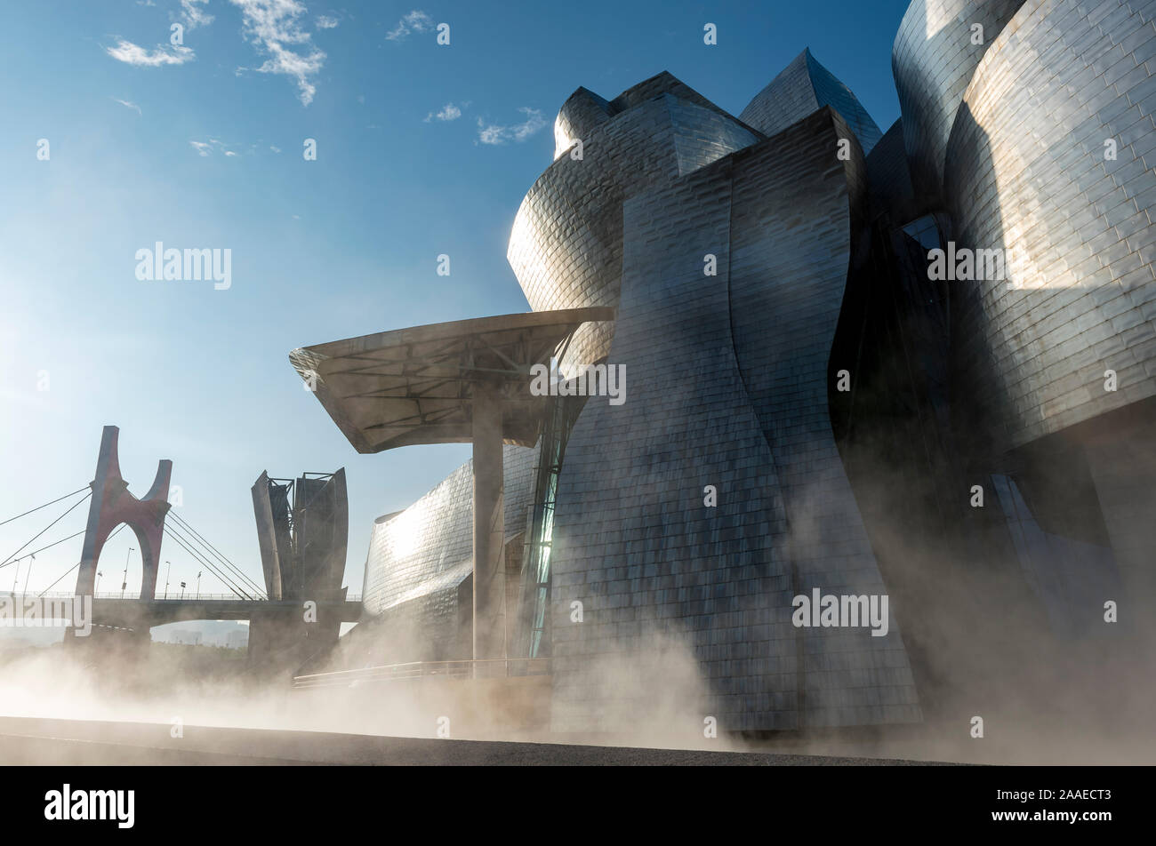 Par Fujiko Nakaya sculpure brouillard au Musée Guggenheim Bilbao, Espagne Banque D'Images