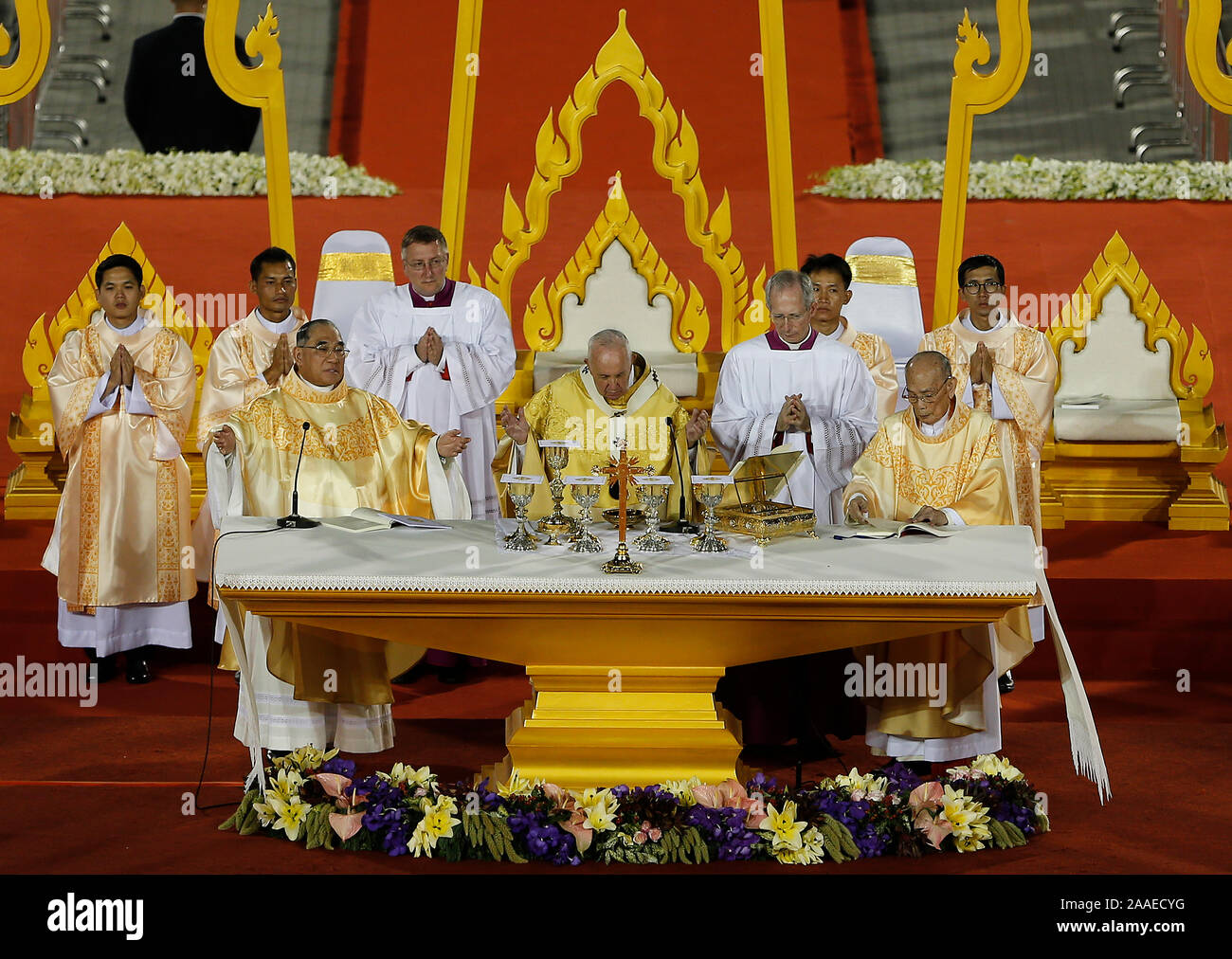 Pape Francis assiste à la célébration de la Messe au Stade National Supachalasai à Bangkok. Le Pape a commencé sa visite de 4 jours pour rencontrer la communauté chrétienne. Banque D'Images