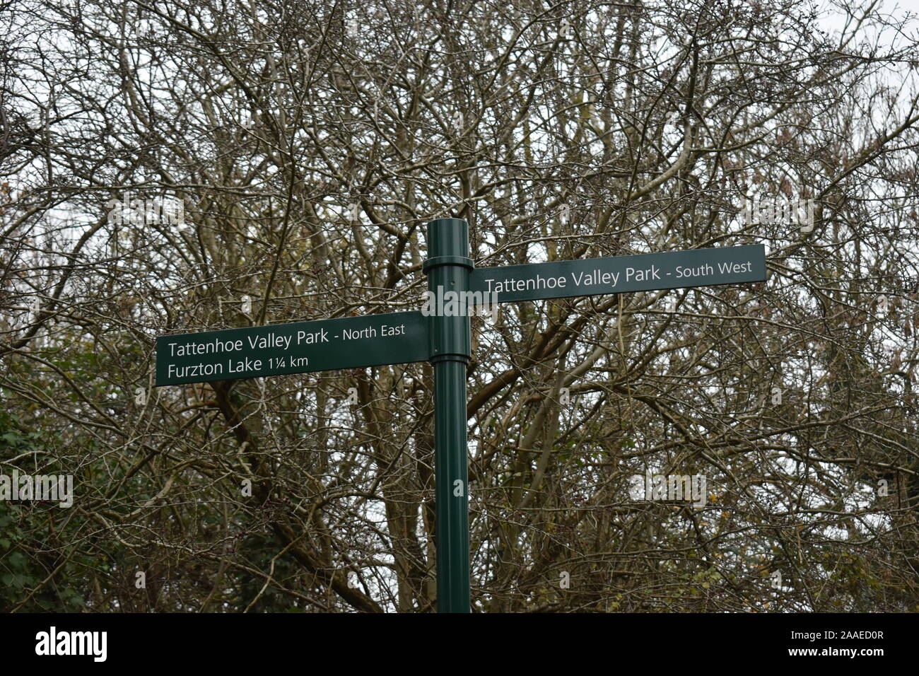 Milton Keynes sign post montrant la voie à Tattenhoe Furzton Lake et parc de la vallée. Banque D'Images