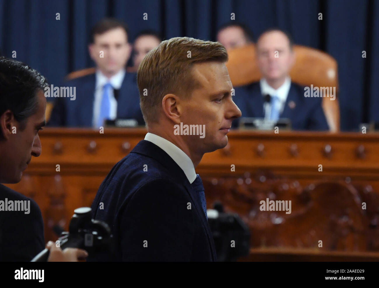 Washington, United States. 21 Nov, 2019. David A. Holmes, un fonctionnaire de l'ambassade des États-Unis à l'Ukraine, les feuilles lors d'une pause comme lui et Fiona Hill, ancien directeur principal du Conseil national de sécurité pour l'Europe et la Russie, comparaître devant la Chambre du Comité du renseignement au cours d'une enquête d'impeachment audition sur la colline du Capitole à Washington DC le jeudi 21 novembre, 2019. Credit : UPI/Alamy Live News Banque D'Images