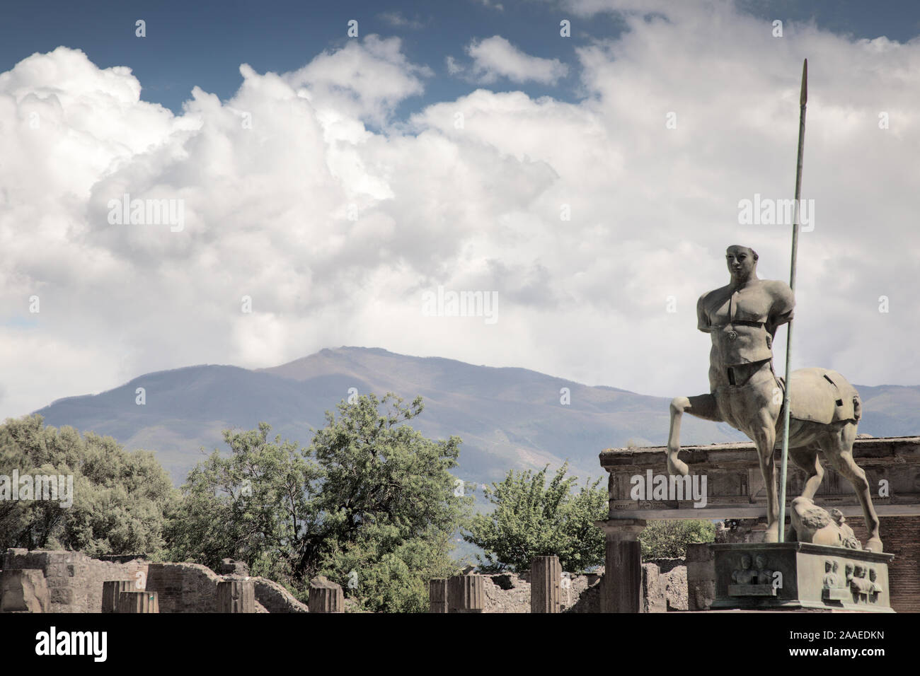 Statue de centaure, créature mythique de mihomme micheval, dans la ville en ruines Pompéi