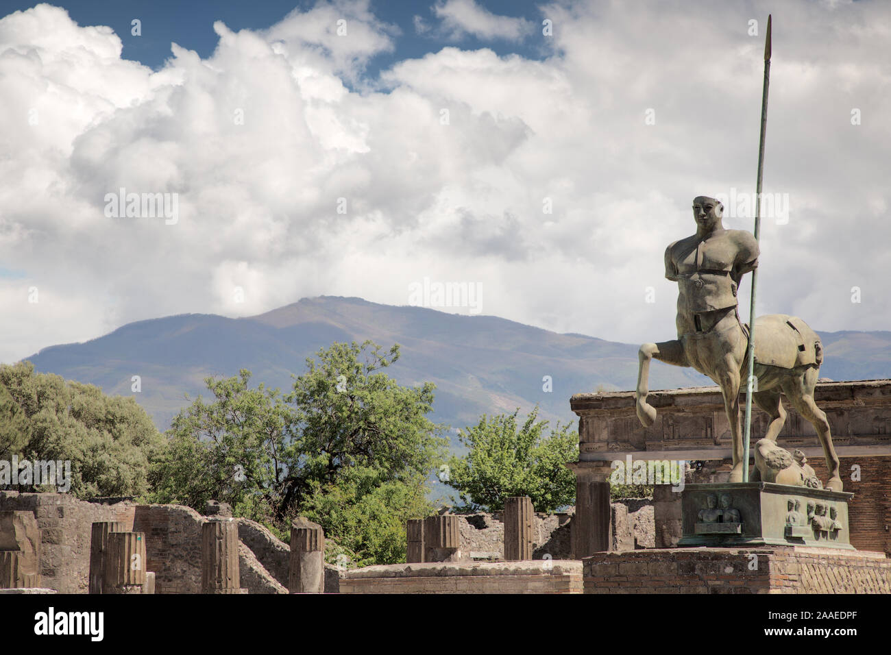 Statue de centaure, créature mythique de mihomme micheval, dans la ville en ruines Pompéi