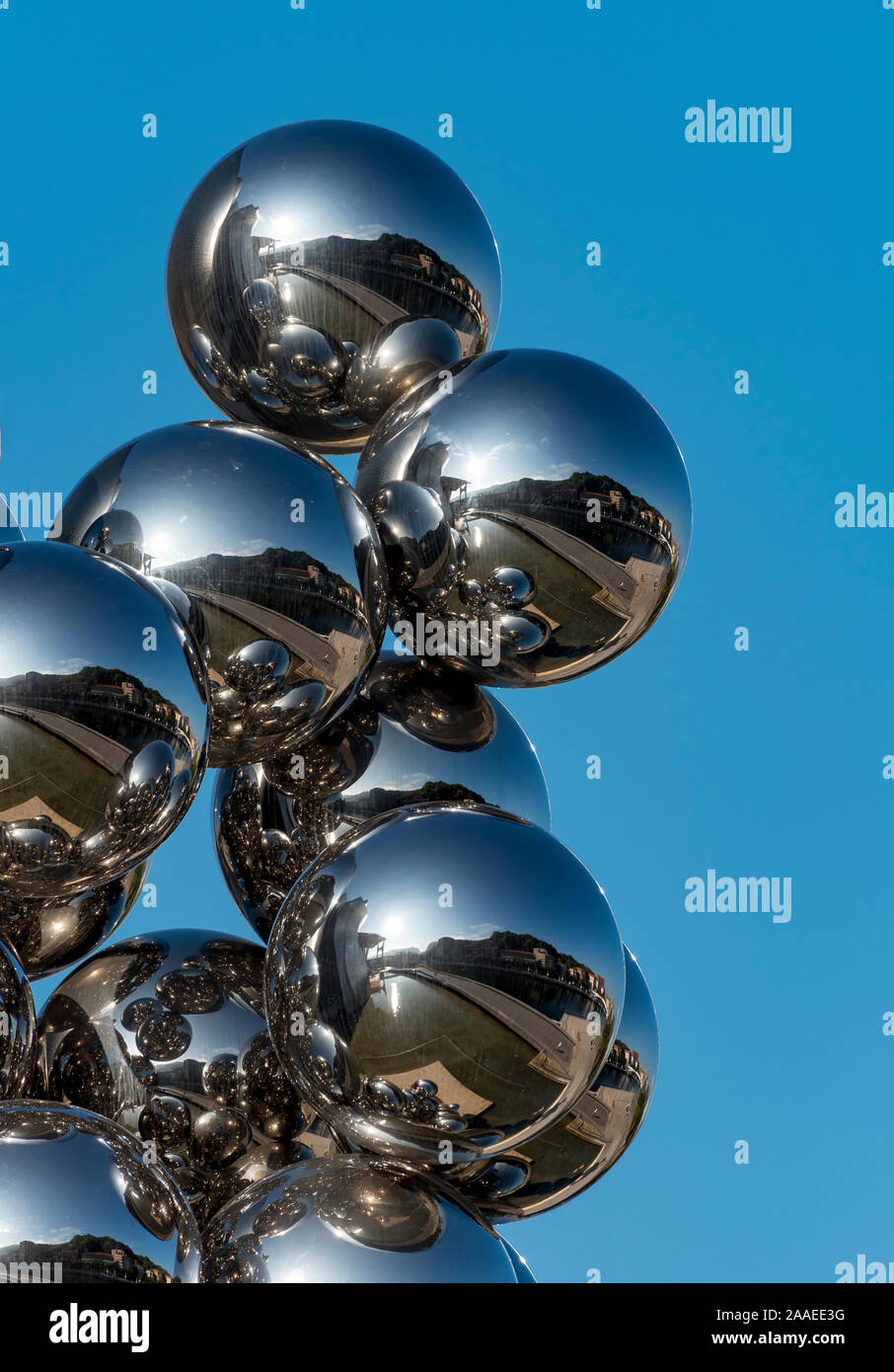 Grand arbre & l'oeil sculpture d'Anish Kapoor au Guggenheim Museum Bilbao, Espagne Banque D'Images