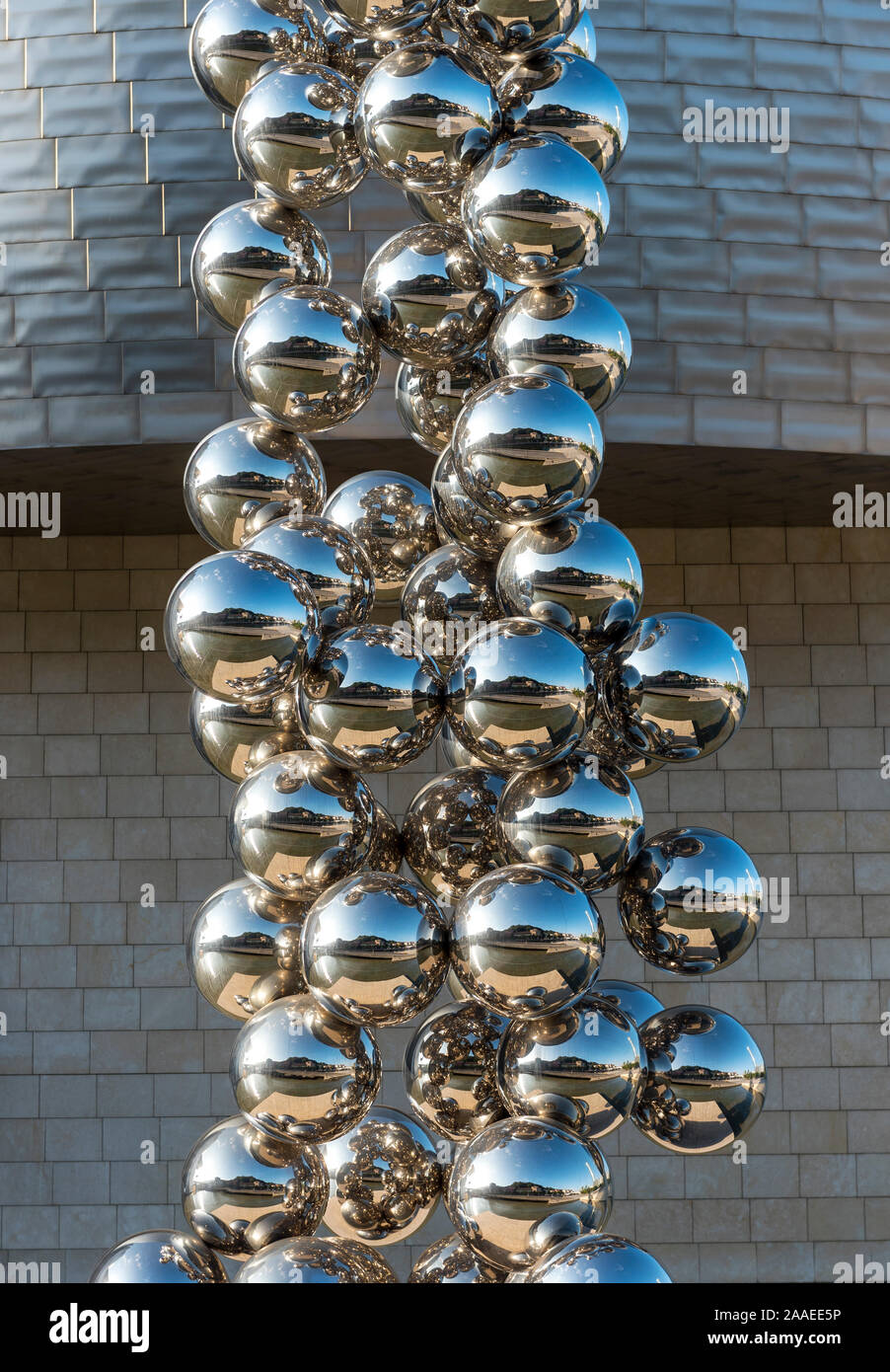Grand arbre & l'oeil sculpture d'Anish Kapoor au Guggenheim Museum Bilbao, Espagne Banque D'Images